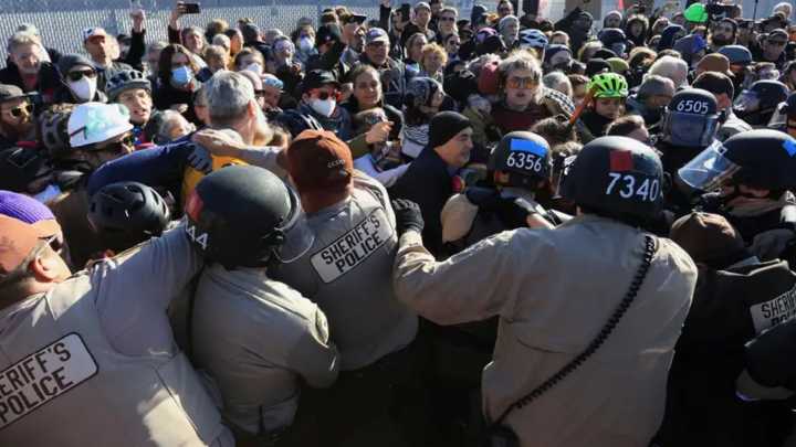 Cuatro policías heridos y 21 personas detenidas en protesta contra ICE cerca de Chicago