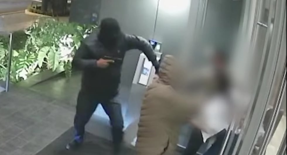 Jesús María: delincuentes armados asaltan a pareja en la entrada de su edificio