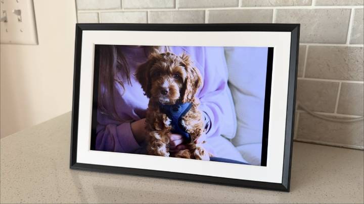 This Aura Digital Picture Frame Is $40 Off for This Early Black Friday Deal