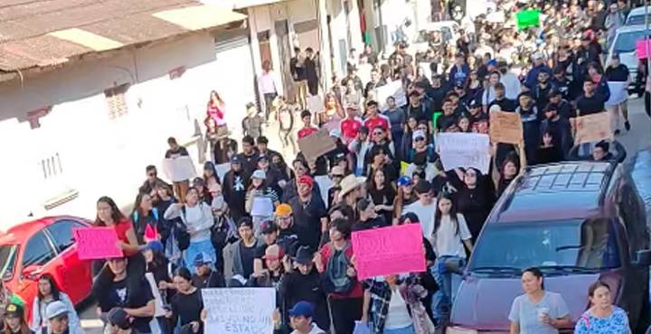 Uruapan marcha por justicia: ciudadanos exigen seguridad tras asesinato de Carlos Manzo