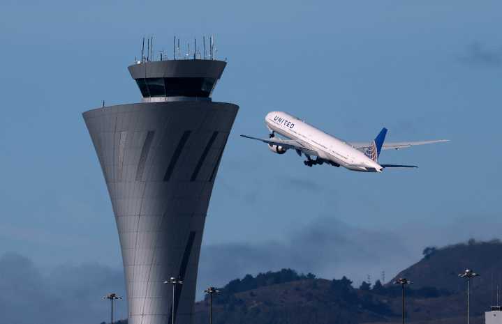 US Govt Shutdown Grounds Hundreds of Flights