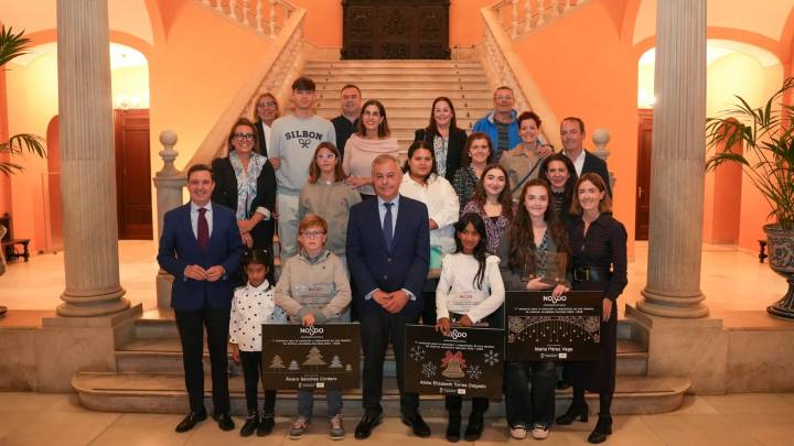 Los niños iluminan la Navidad de Sevilla con las mariquillas de la Macarena y el puente de Triana