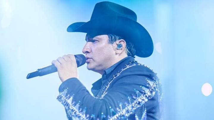 Julión Álvarez destroza celular de uno de sus fanáticos de un pisotón y recibe fuertes criticas