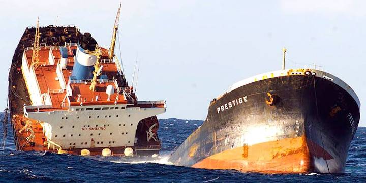 El naufragio del Prestige y la marea negra que dejó en el Atlántico: una catástrofe de 77 mil toneladas de petróleo