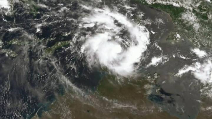 Cyclone Fina threatens to intensify as it closes in on Darwin