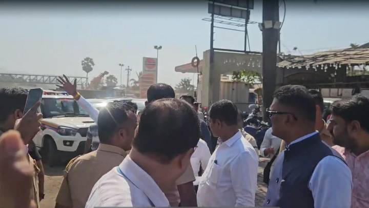 Maharashtra Transport Minister Pratap Sarnaik's Convoy Stopped In Mira Road By Congress Leaders Over Traffic & Road Safety Concerns