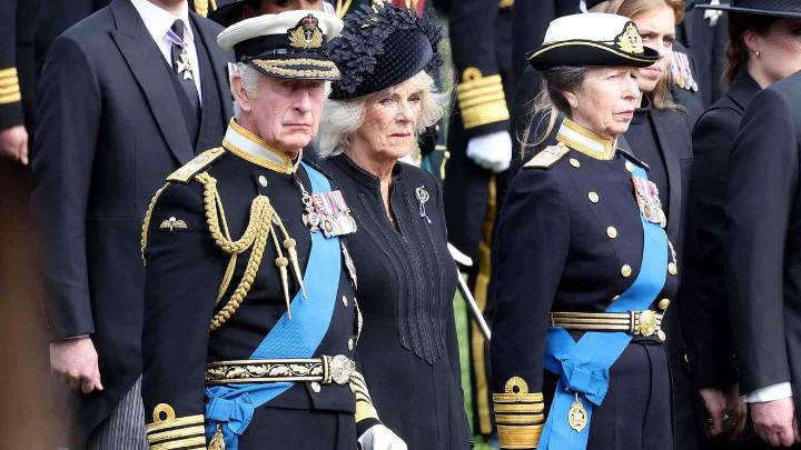 Así fue el instante en el que histórico futbolista que le marcó gol a Colombia en un Mundial recibió su título de caballero de manos del rey Carlos III