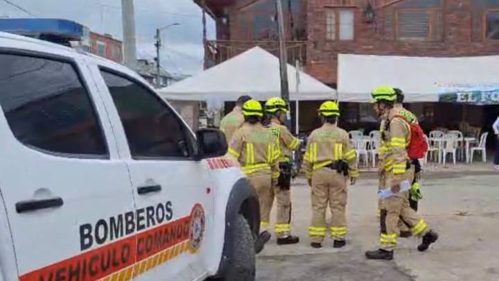 Bombero de Cundinamarca fue arrastrado por el agua durante labores de búsqueda de menor desaparecida