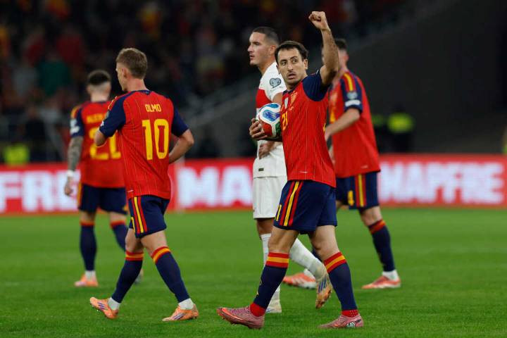 España sella su pase al Mundial con un empate agridulce en Sevilla