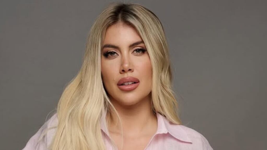 Wanda Nara armó un look ejecutiva chic con corpiño a la vista