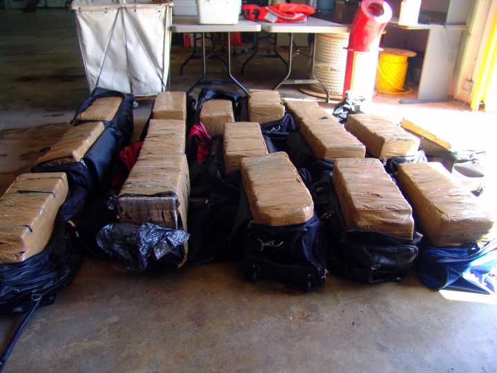 Incautan 142 kilos de cocaína en una embarcación en la costa de Camuy