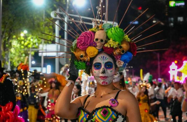 Más de un millón de personas participan en desfile del Día de Muertos en México