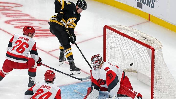 Bruins extend win streak to 3 with 2-1 victory over the Hurricanes