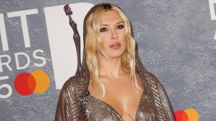 Millie Bobby Brown corta a un fotógrafo que le pedía que cambiase su expresión en la premiere de 'Stranger Things 5': "Sonríe tú"