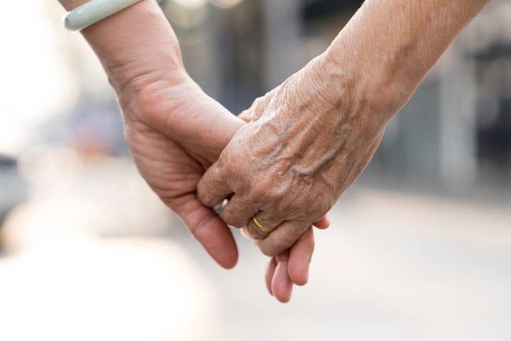 Man with Dementia Marries Girlfriend to Celebrate Wedding Before Symptoms Worsen