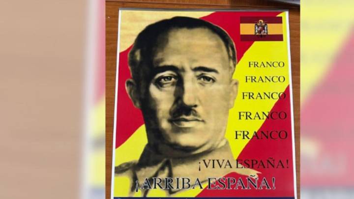 Un alcalde de Vox lanza un calendario franquista y el municipio amanece sin la bandera de España