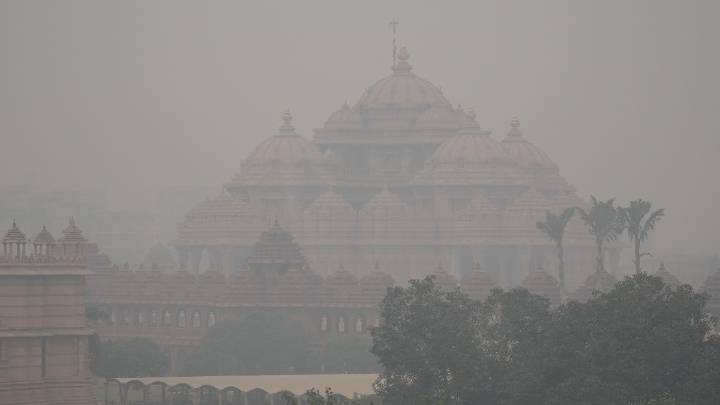 Delhi air pollution: No respite as AQI remains in ‘very poor’ category at 324; political blame game ensues