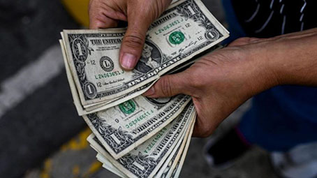 El bolívar perdió 8,8 % de su valor frente al dólar