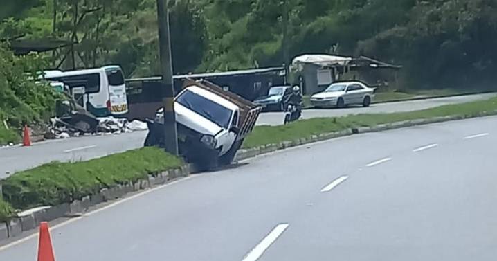 Manizales: otro conductor perdió el control de su carro en la Panamericana y quedó sobre el separador