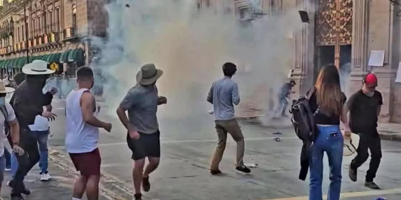 Protesta por asesinato de alcalde de Uruapan termina en incendio en Palacio de Gobierno