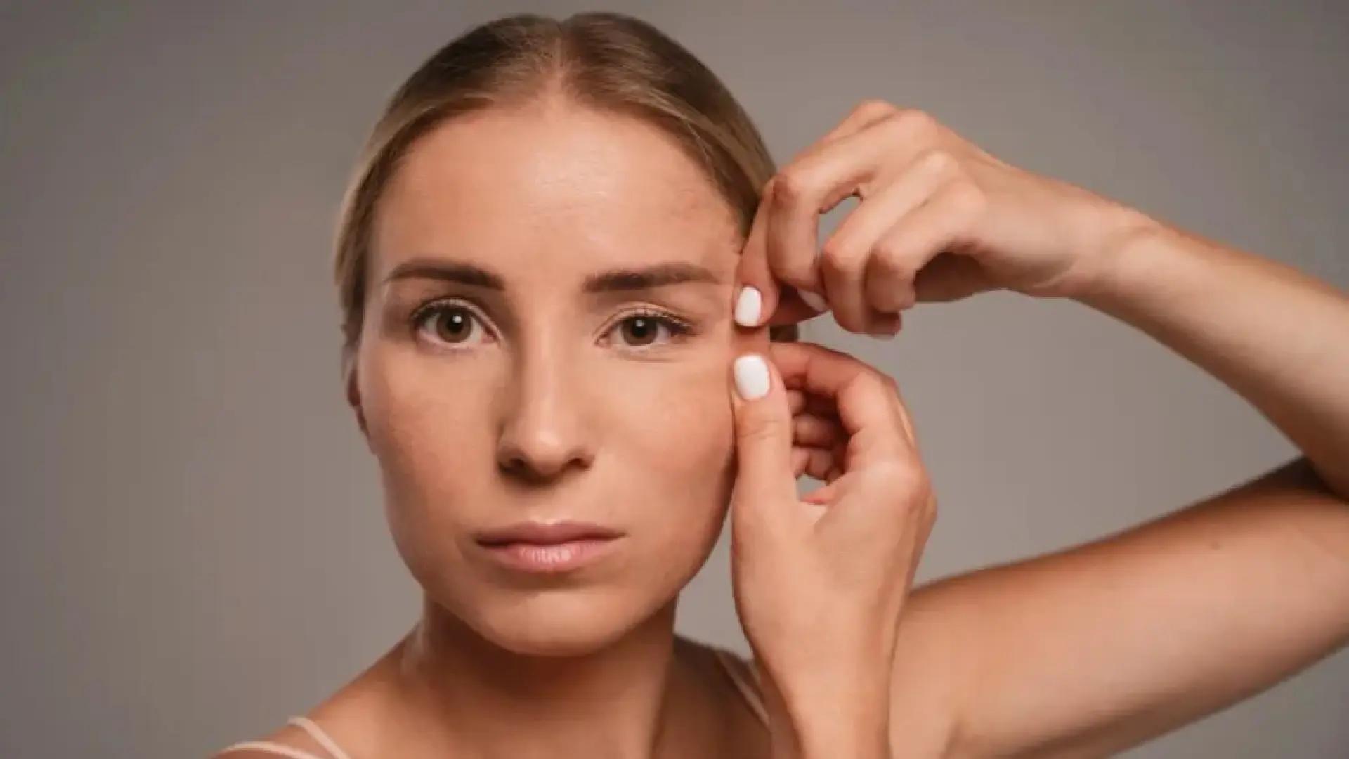 Cómo utilizar vinagre de manzana para suavizar las líneas de expresión de manera natural y tener un rostro más joven