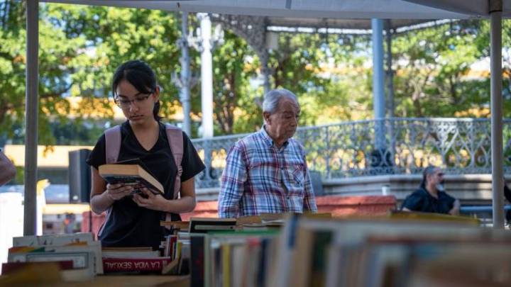Visitantes de todas las edades recorren el centro editorial de la Feria del Libro Culiacán 2025