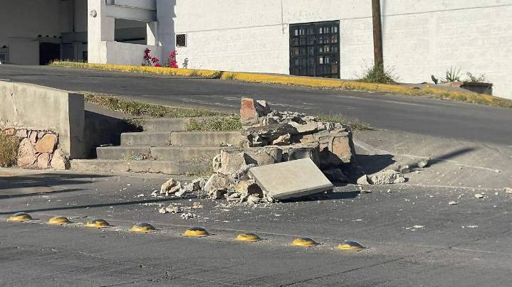 Vehículo choca y derriba muro de contención en el bulevar Ortiz Mena
