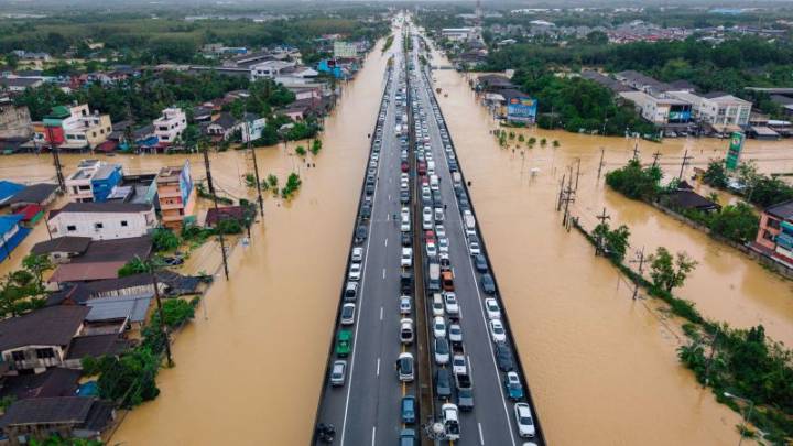 Una tormenta que ocurre “una vez cada 300 años” inunda una ciudad en Tailandia