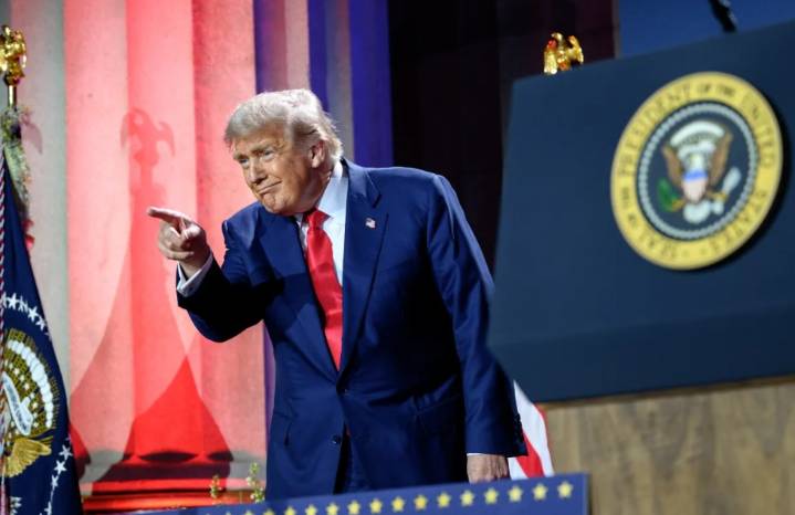 Revelan correos de Epstein que implican a Trump