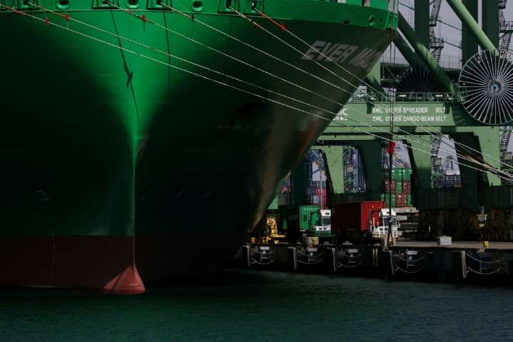 Entran en vigor los aranceles a camiones y autobuses