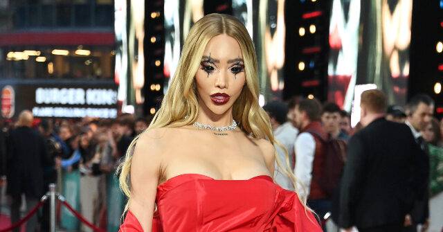 Transgender Model Munroe Bergdorf Fearmongers at Glamour Magazine's Women of the Year Awards: 'Fascism Is Here'