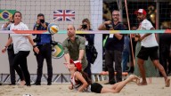 El príncipe Guillermo de Inglaterra, solo de viaje en Brasil y jugando al volei playa