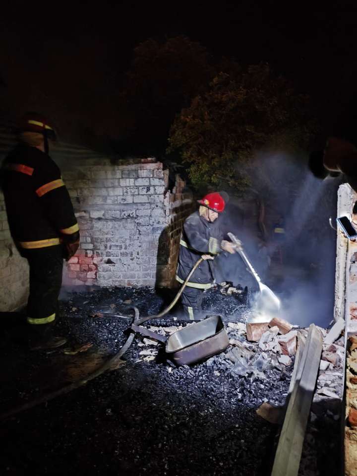 Incendio afectó tres inmuebles conectados en Oberá: daños materiales y dos personas asistidas