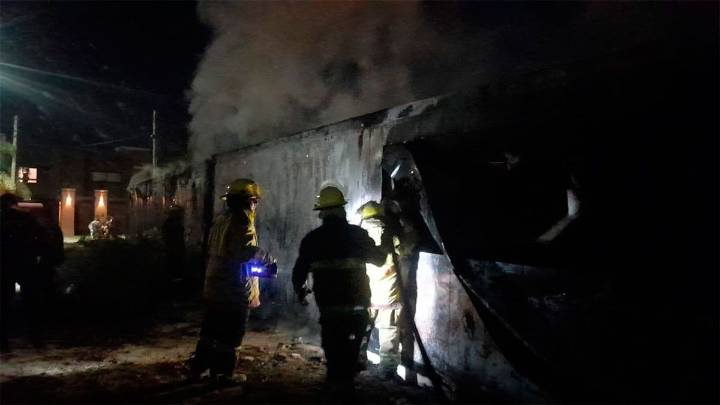 Voraz incendio de un contenedor movilizó a los bomberos voluntarios en el barrio Almirante Brown