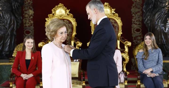 Vídeo | La emoción del Rey al entregarle el Toisón a doña Sofía: por qué el emblema es tan importante