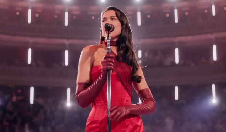 Dua Lipa sorprende con homenaje a La Ley en su segundo concierto en Chile