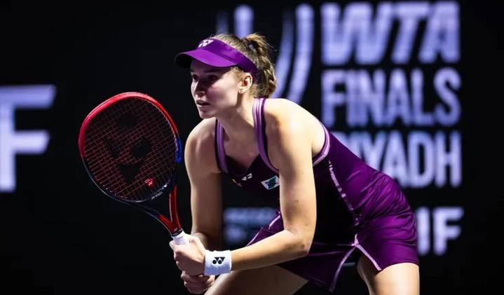Elena Rybakina stuns Iga Swiatek to reach WTA Finals semifinals
