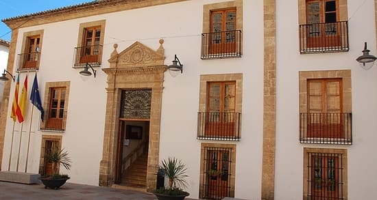 Jávea abre la adhesión de comercios al programa de bono consumo para 2025