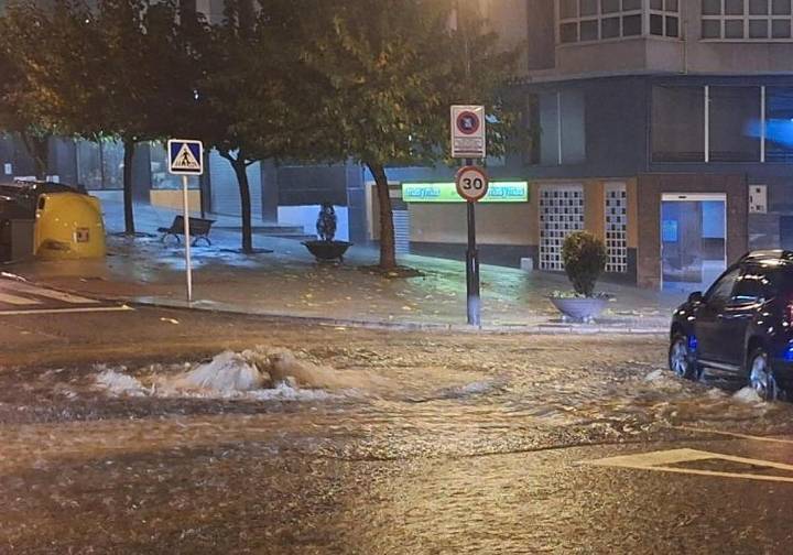 Las fuertes lluvias inundan las calles del centro de Avilés