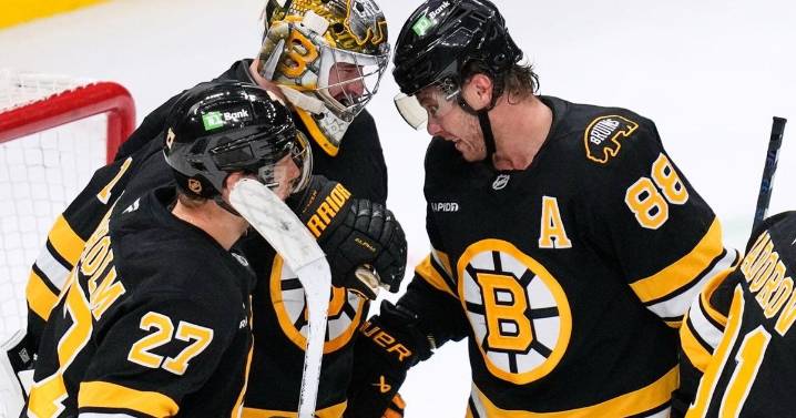 NHL roundup: Pastrnak scores twice, Bruins beat Maple Leafs for seventh straight win