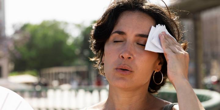 Cuáles son los síntomas de un golpe de calor y cómo prevenirlo, según expertos