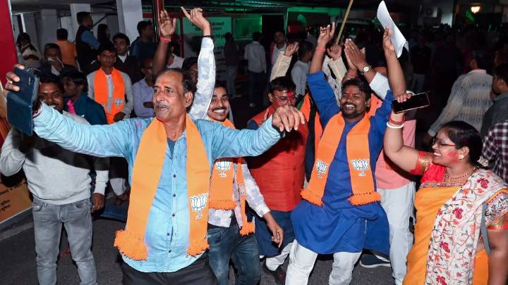 Nitish-Modi wave sweeps Bihar, NDA gets two