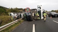 Vuelca un camión portacoches en la A-8 a la altura de Ontón