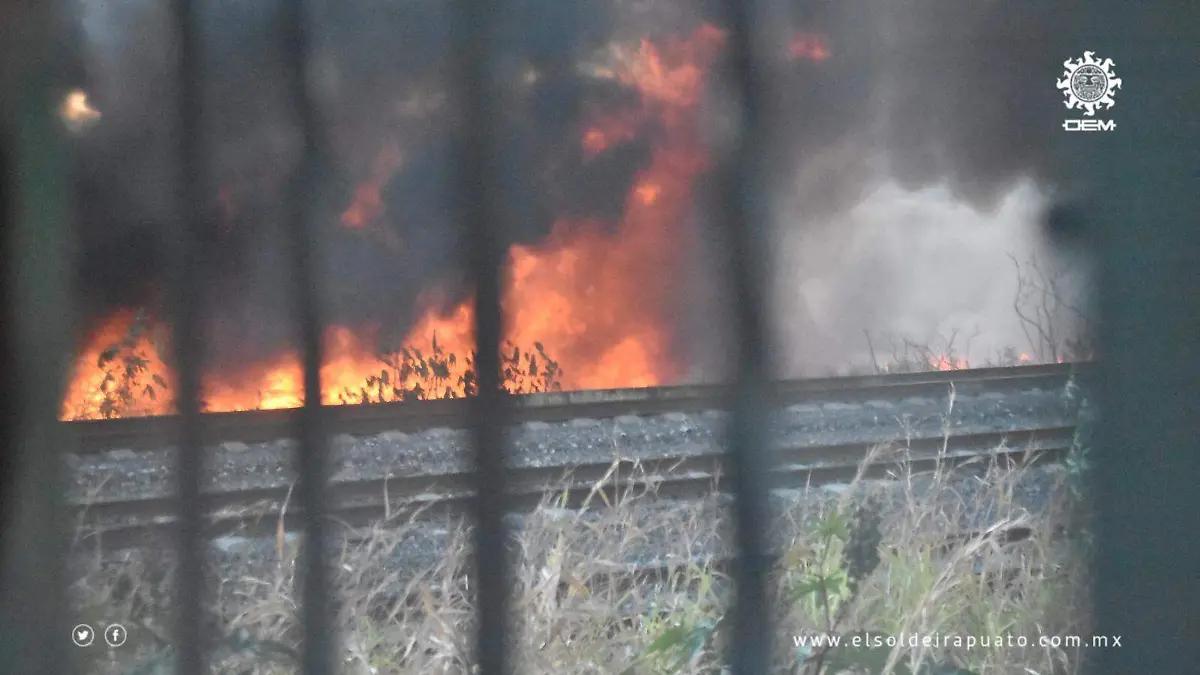 Incendio en Irapuato: arden “durmientes” en vías del tren y generan alarma entre vecinos de La Pradera