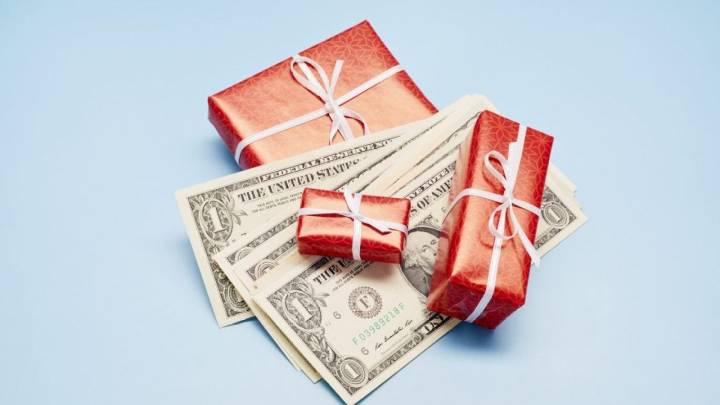 Is giftflation blowing up your holiday budget? Here’s how to fight it.