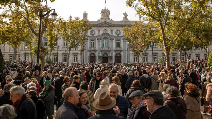 Cientos de personas al grito de "golpistas con toga" se manifiestan frente al Supremo contra la condena al fiscal general