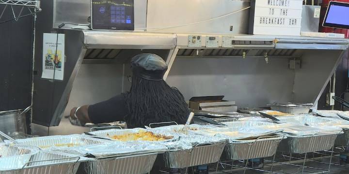 Breakfast Bar hosts community Thanksgiving dinner in Greenville
