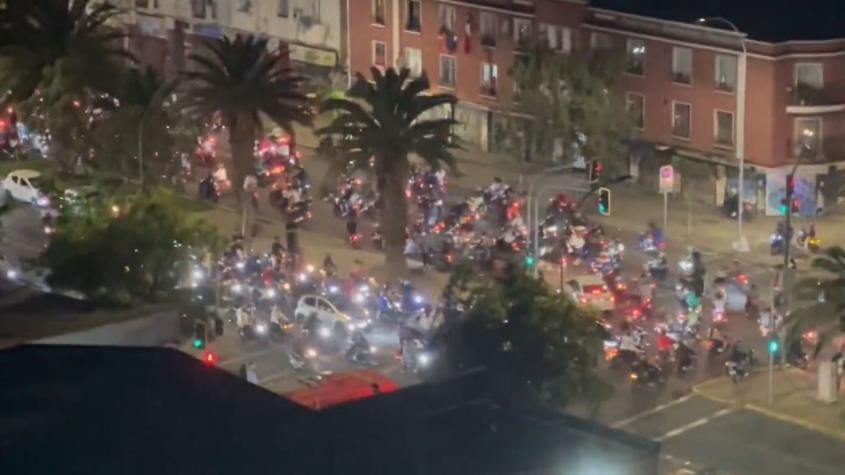 No escucharon al Gobierno: motociclistas realizaron “rodadas” en Santiago por noche de Halloween