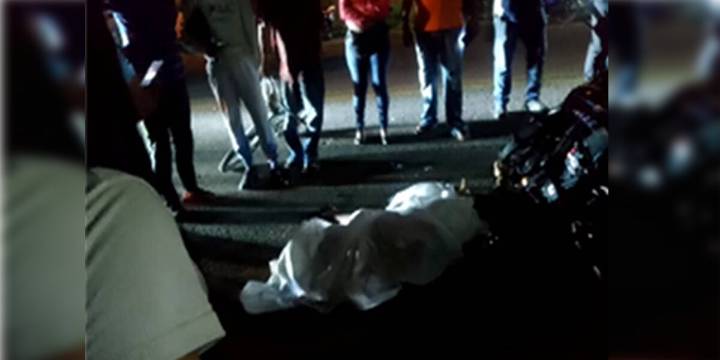 Muere motorizado al estrellarse contra un autobús