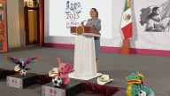 Colocan sombreros en la conferencia de Sheinbaum para presentación del Mundial; los quitan minutos después